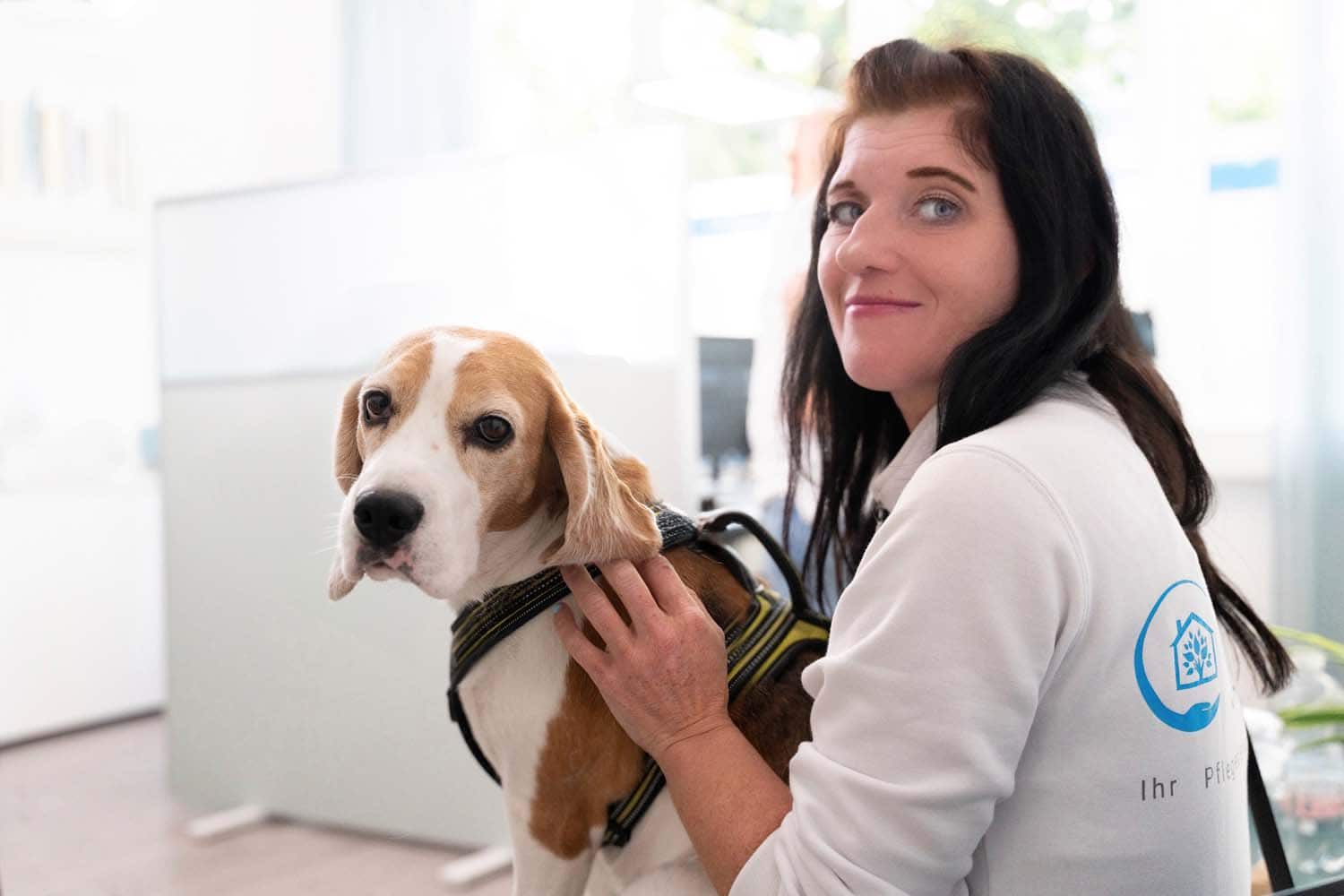 Pflegedienst Unique Care in Berlin Spandau - Pflegerin mit Hund
