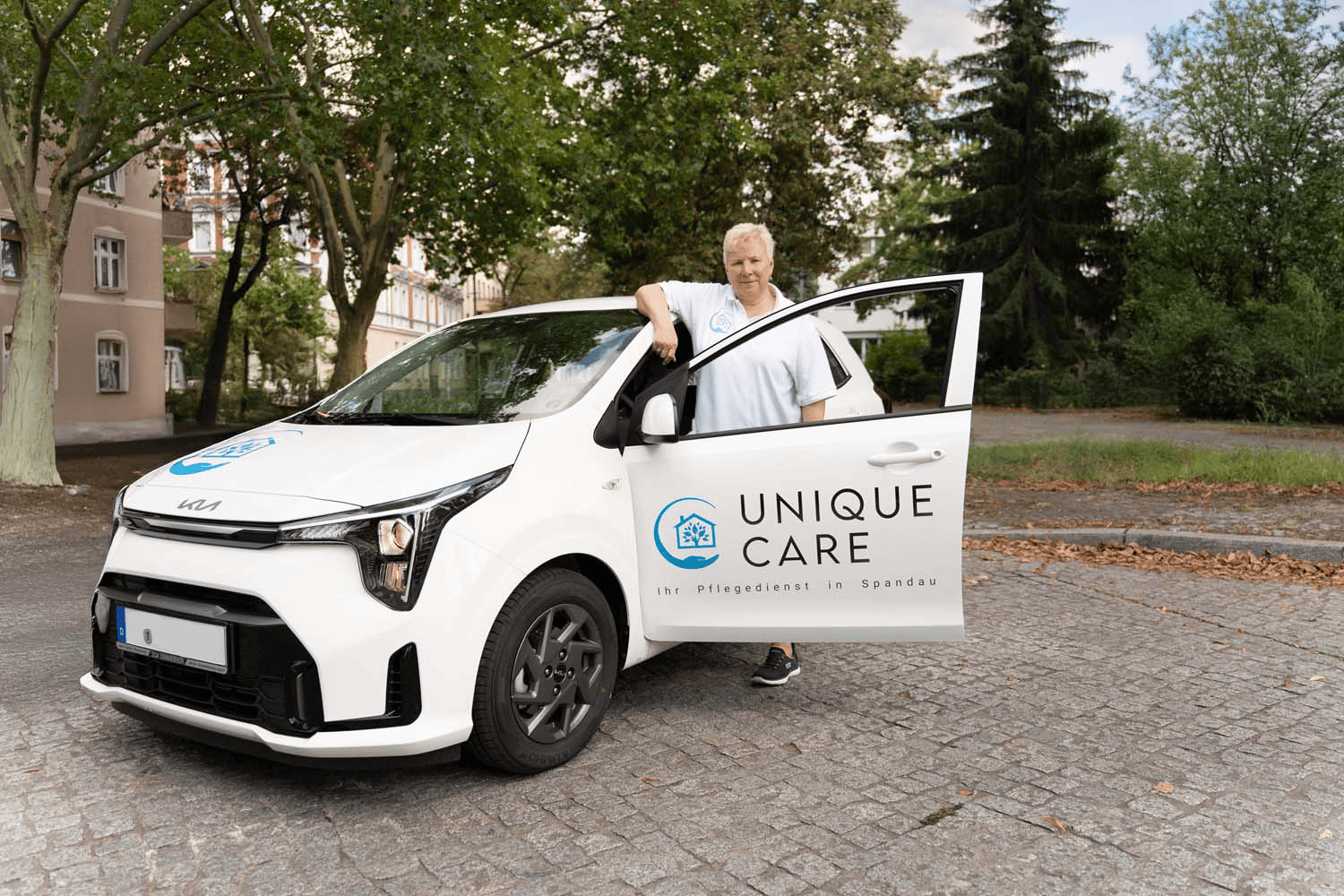Unique Care Pflegedienst in Berlin Spandau - Pflegerin mit Auto